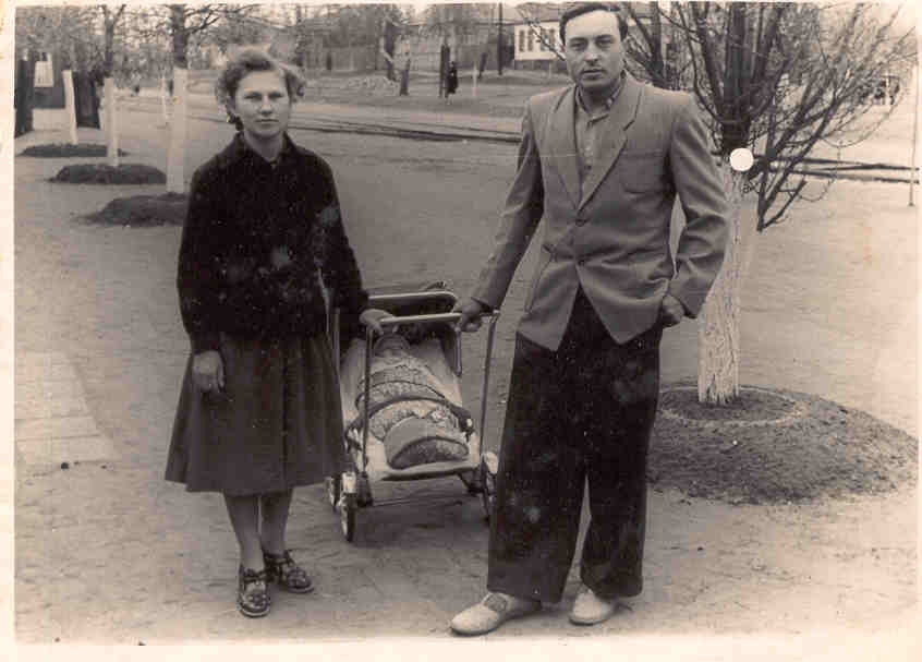 1959, 2 мая. С маленькой дочерью