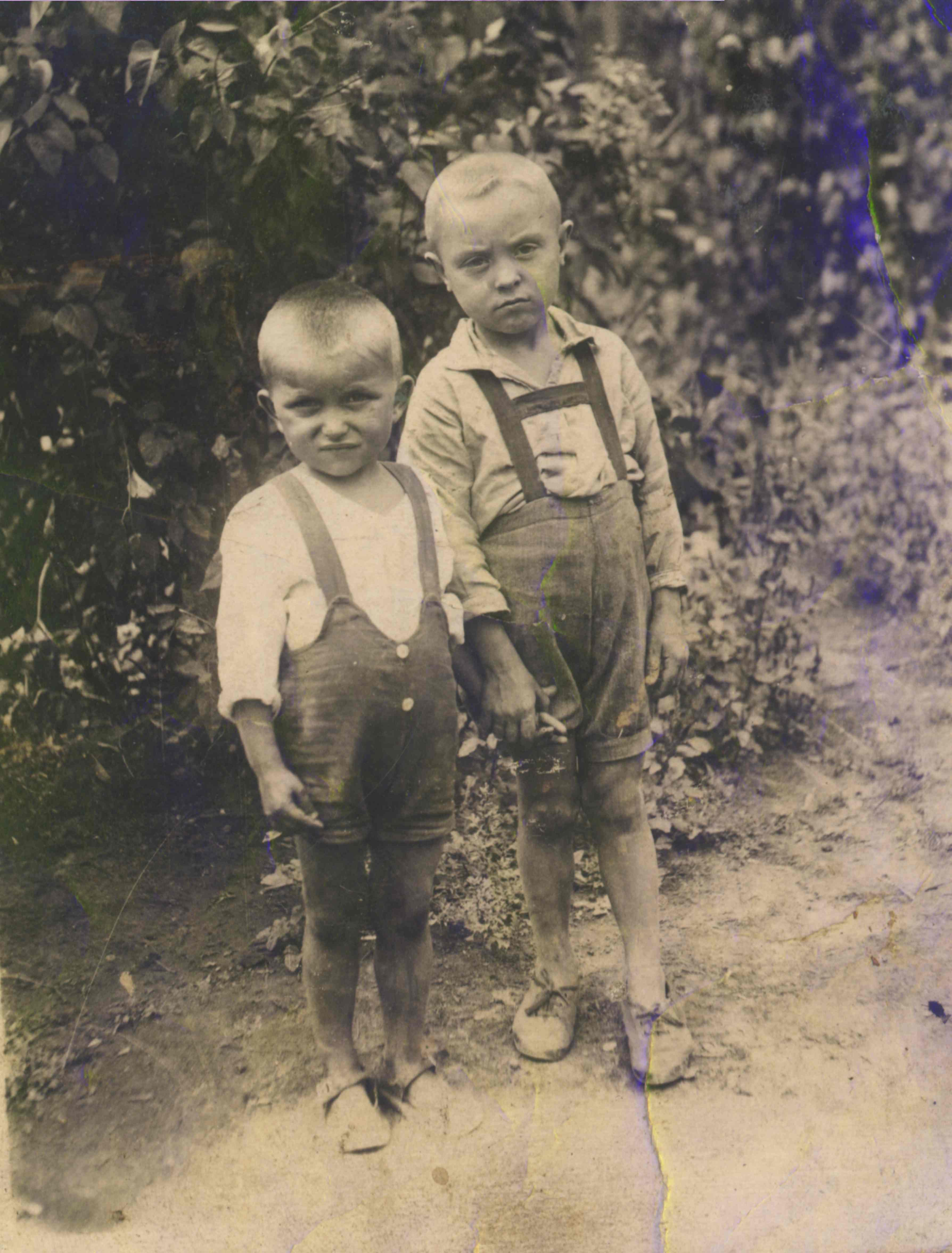 Валентин с другом 1939 г.