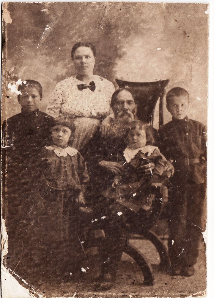 1916 г. Петр и Татьяна Демичевы с сыновьями Колей и Васей и дочерьми Зоей и Зиной.